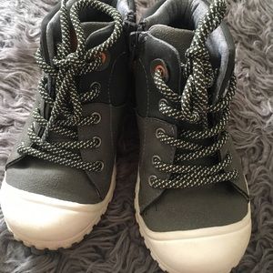 Cat & jack toddler size 9 side zip boots sneakers
